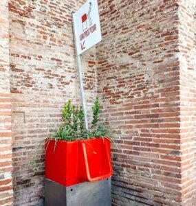Tongs, bouteilles, ou encore urines... ces 5 initiatives insolites repoussent les limites du recyclage à Toulouse !