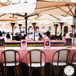 Installé sur la Place du Capitole, le restaurant éphémère Madame Raclette fait son retour à Toulouse