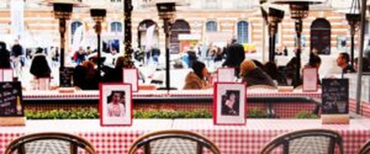 Installé sur la Place du Capitole, le restaurant éphémère Madame Raclette fait son retour à Toulouse