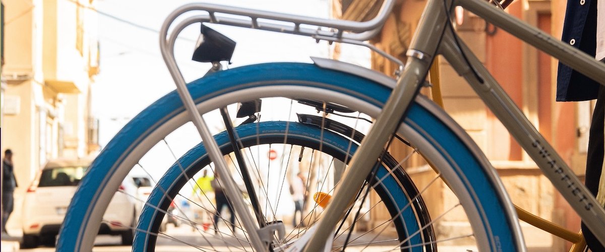 Qui se cache derrière ces vélos à pneus bleus débarqués dans la Ville rose ?