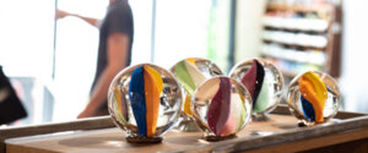 Un souffleur de verre toulousain cache 2 œufs d'or dans les créations d'une chocolaterie pour Pâques