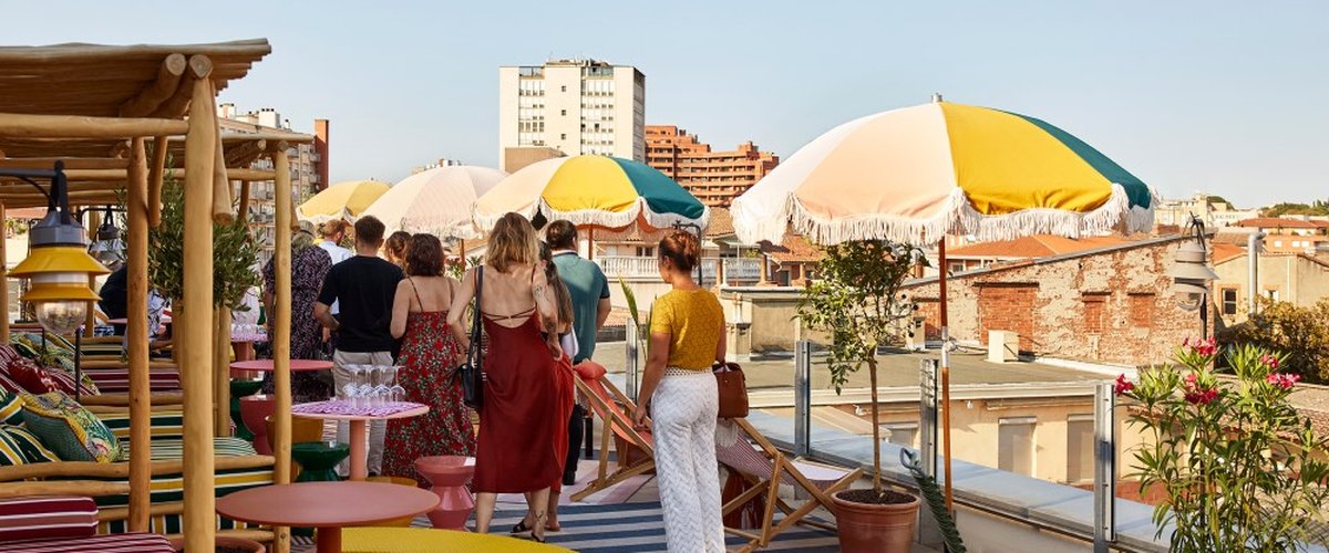 Cocktails, pizzas et spécialités méditerranéennes à partager... Le rooftop du Mama Shelter Toulouse vous réserve une surprise pour sa réouverture !