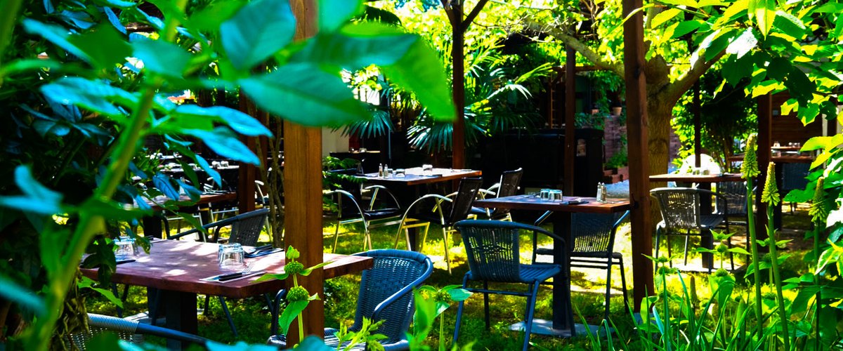 En terrasse dans un cadre agréable et intime, le restaurant Les Jardins de la Cépière propose une cuisine fraîche et de saison