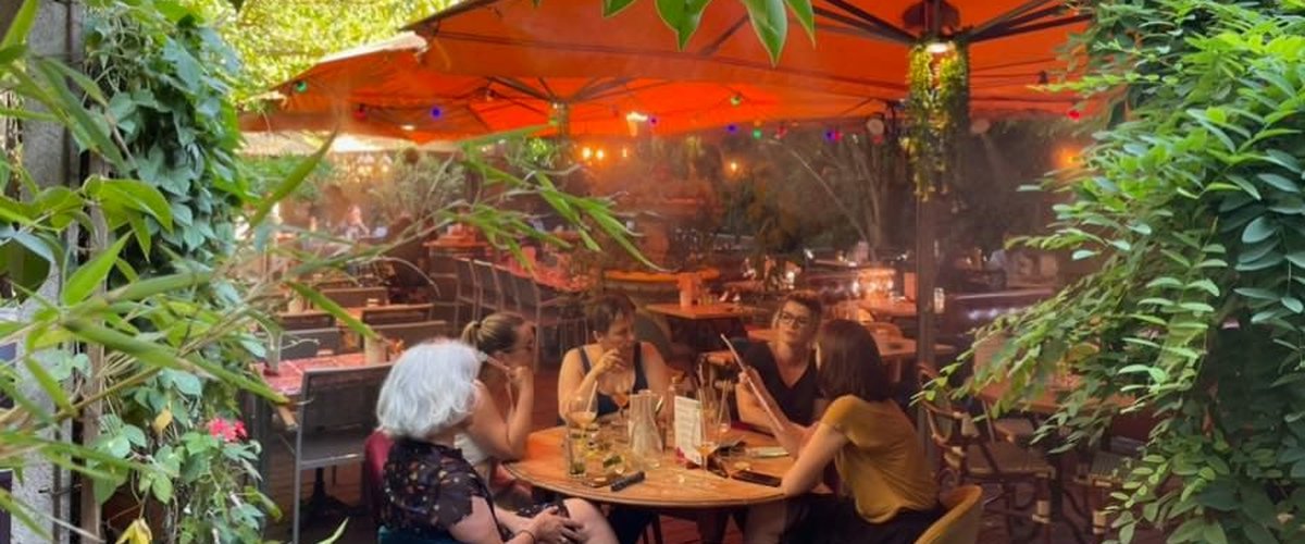 Avec sa terrasse végétalisée et brumisée, le restaurant Le Troquet Garonne est le spot idéal pour un déjeuner, un dîner ou un brunch cet été