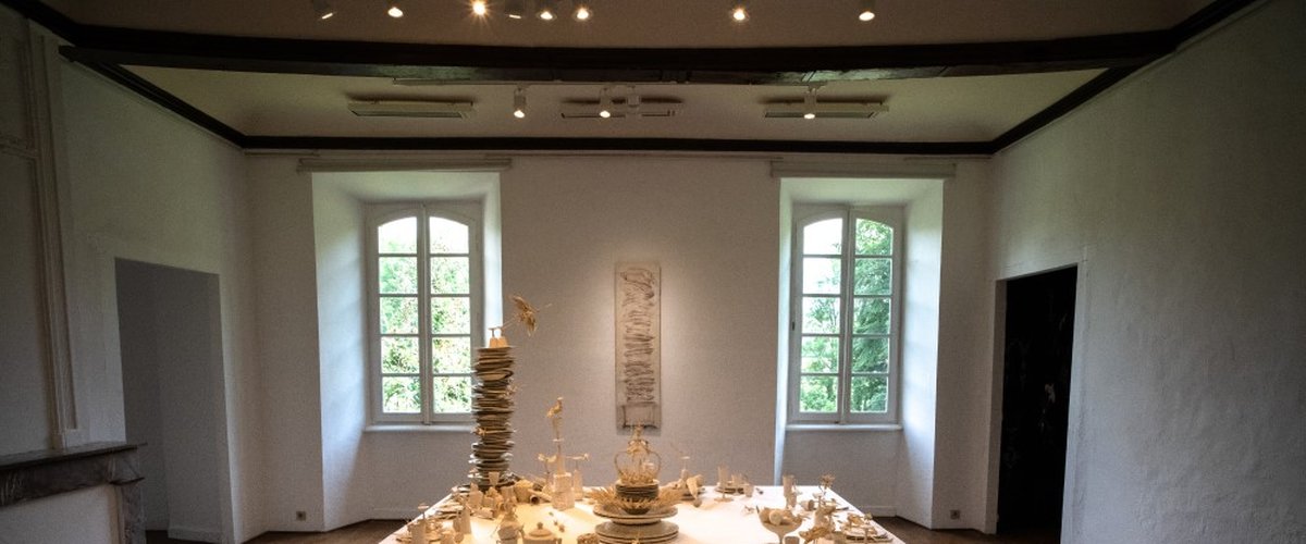 Au cœur des Hautes-Pyrénées dans un lieu de patrimoine exceptionnel, l'exposition "Le Banquet" explore les arts de la table sous toutes leurs formes