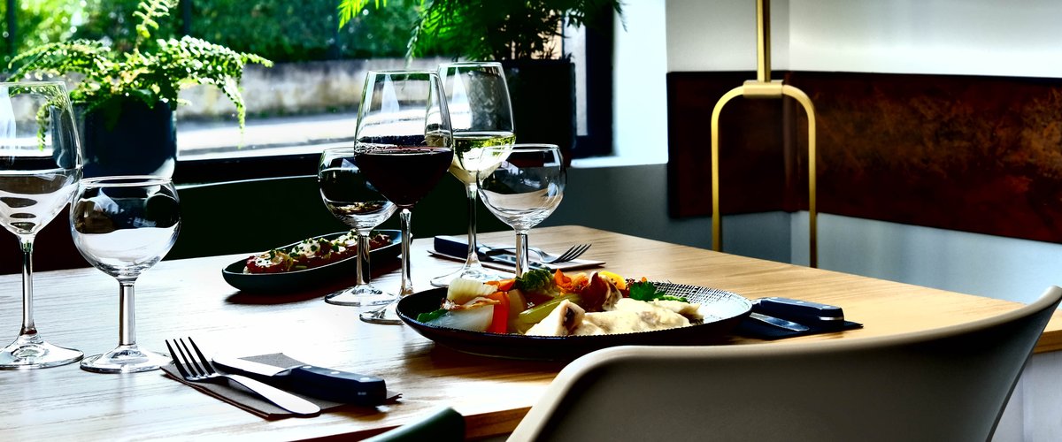 En collaboration avec un caviste, ce restaurant toulousain organise une fois par mois des soirées dégustation mêlant bon vin et repas de chef