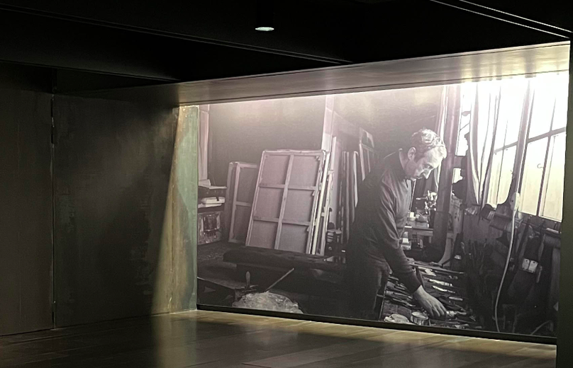 Pierre Soulages dans son atelier