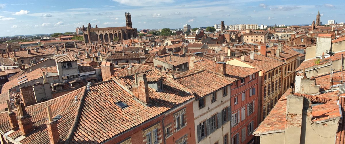 Toulouse vue des toits depuis la tour de Serta - wikimedia