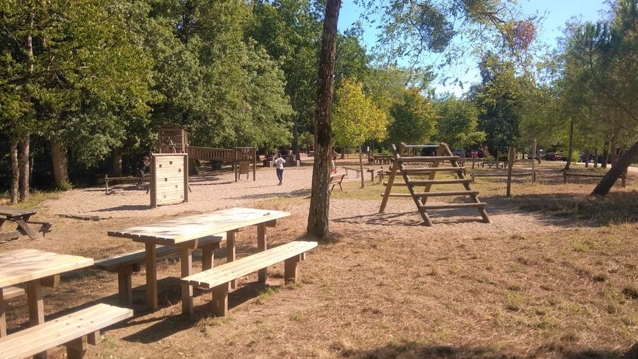 Une aire de pique-nique et de jeux dans la forêt de Sivens