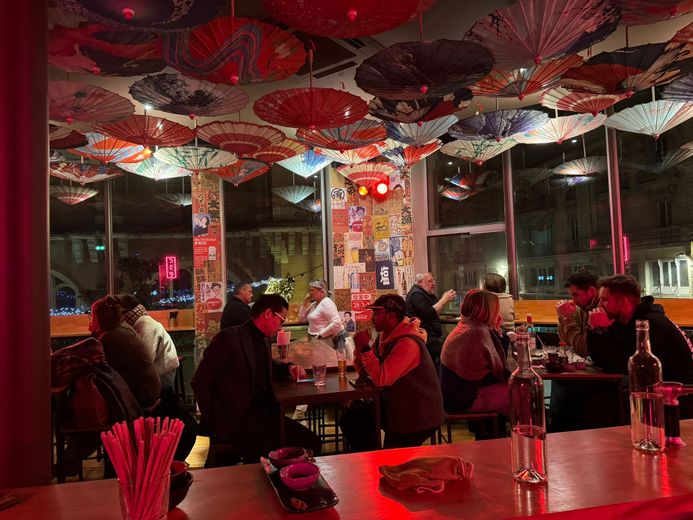 A friendly and subdued atmosphere, like in one of the 20,000 izakayas in Japan
