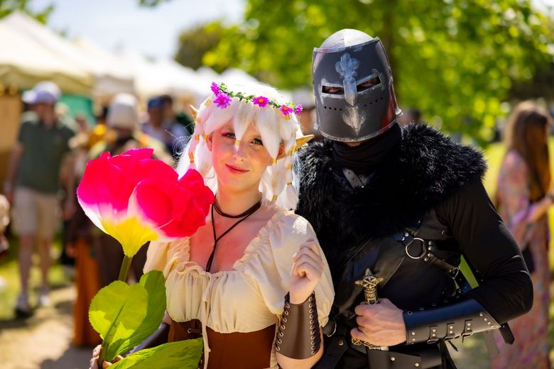Un couple fascinant de cosplayeur.se.s.